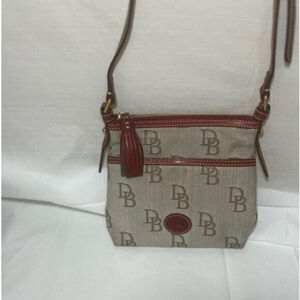 Dooney & Bourke Florentine jaquard with red Leather Letter Carrier

GENTLY U